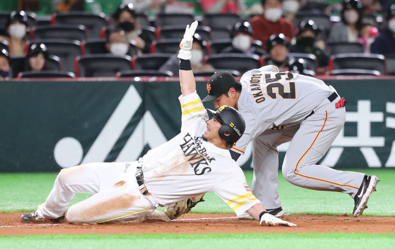 ソフトバンク対巨人　4回裏ソフトバンク無死一塁、今宮健太の中前安打で一気に三塁へ進む松田宣浩（撮影・梅根麻紀）