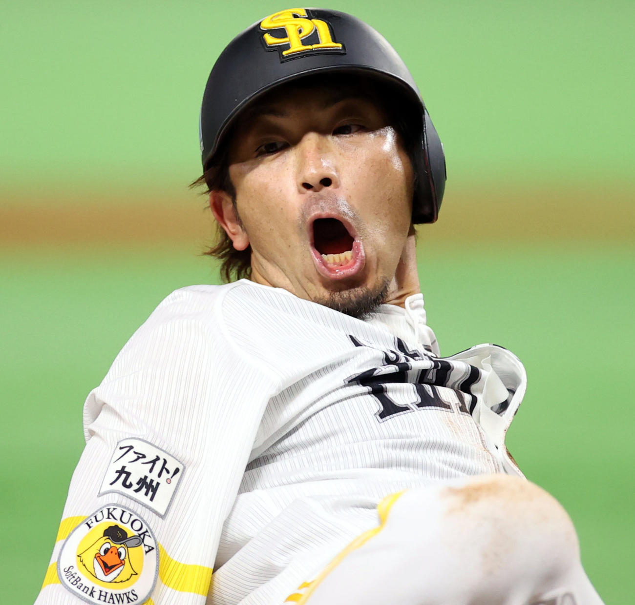 ソフトバンク対巨人　4回裏ソフトバンク無死一塁、今宮の中前打で三塁へ滑り込み、驚いた表情を見せる松田（撮影・狩俣裕三）