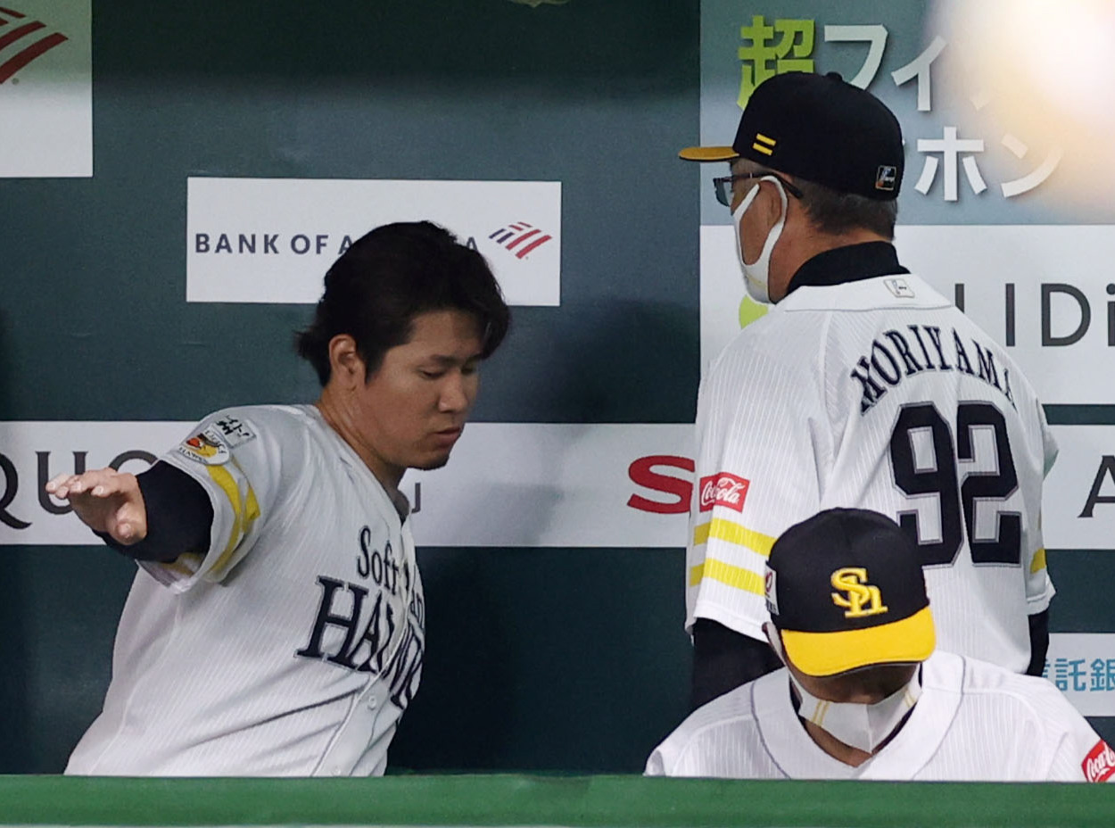 ソフトバンク対巨人　4回裏、森山投手コーチ（右）とフォームの確認をする杉山（撮影・狩俣裕三）