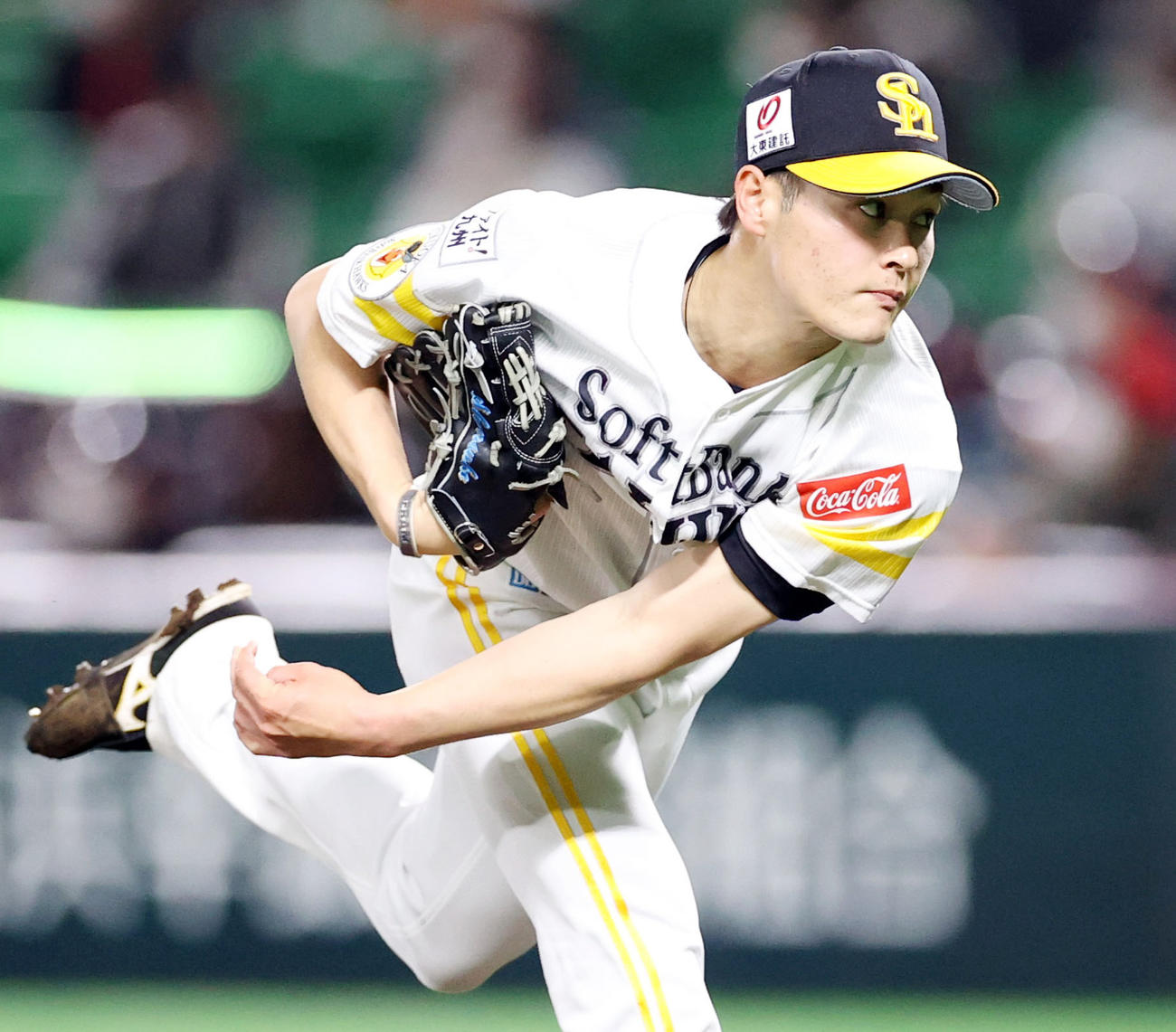 ソフトバンク対巨人　5回表から登板する笠谷（撮影・狩俣裕三）