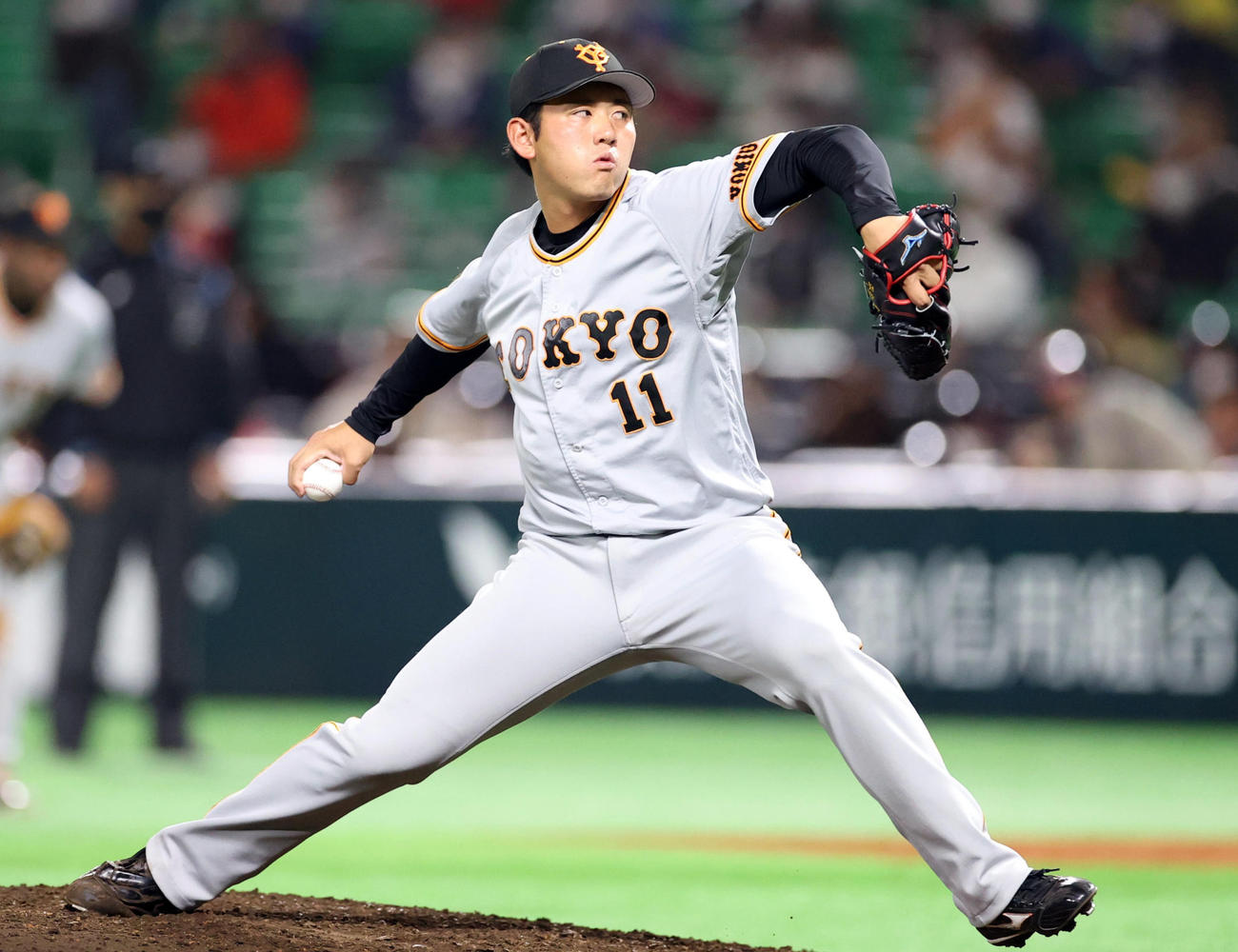 ソフトバンク対巨人　5回裏から登板する平内（撮影・狩俣裕三）