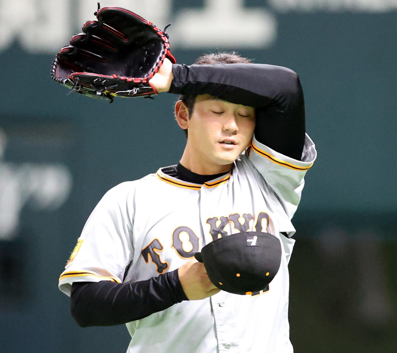 ソフトバンク対巨人　5回裏のピンチをしのぎ、ホッとした表情を見せる平内（撮影・狩俣裕三）