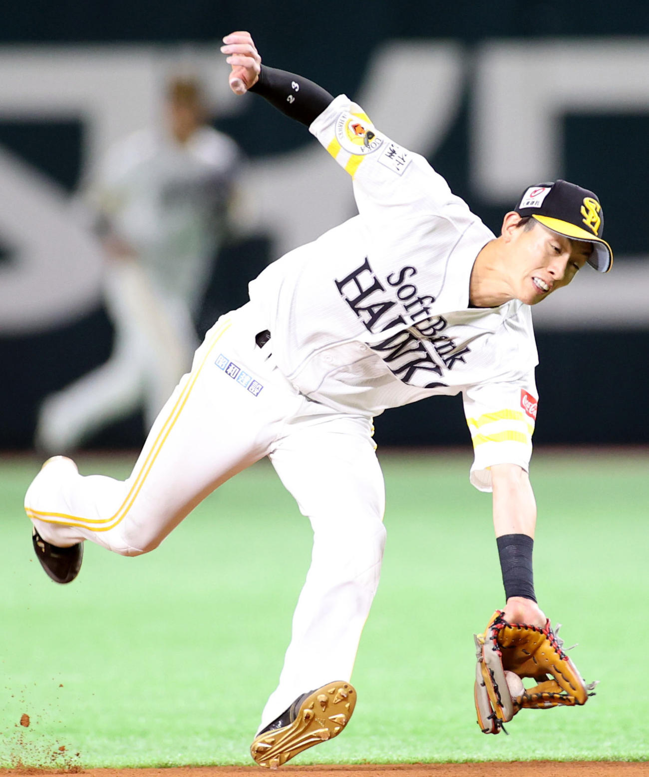 ソフトバンク対巨人　6回表巨人無死、ウィーラーの二ゴロを好捕する周東（撮影・狩俣裕三）