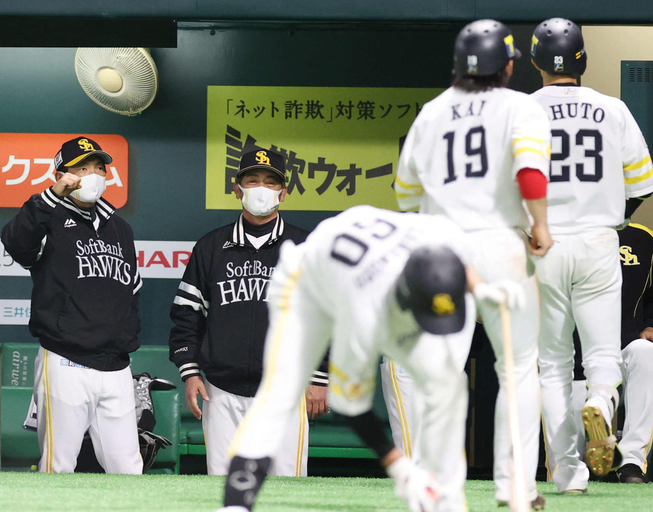 ソフトバンク対巨人　6回裏ソフトバンク1死一塁、2点本塁打を放った周東（右）を笑顔で迎える工藤監督（中央）。左は小久保ヘッドコーチ（撮影・狩俣裕三）