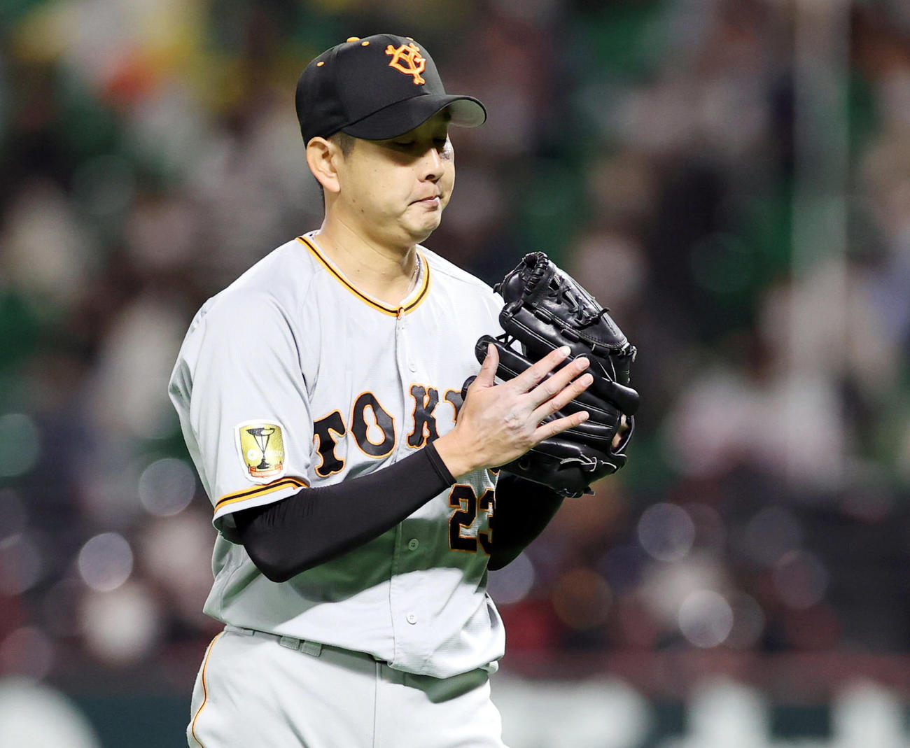 ソフトバンク対巨人　7回裏を抑え、そっとグラブをたたく野上（撮影・狩俣裕三）
