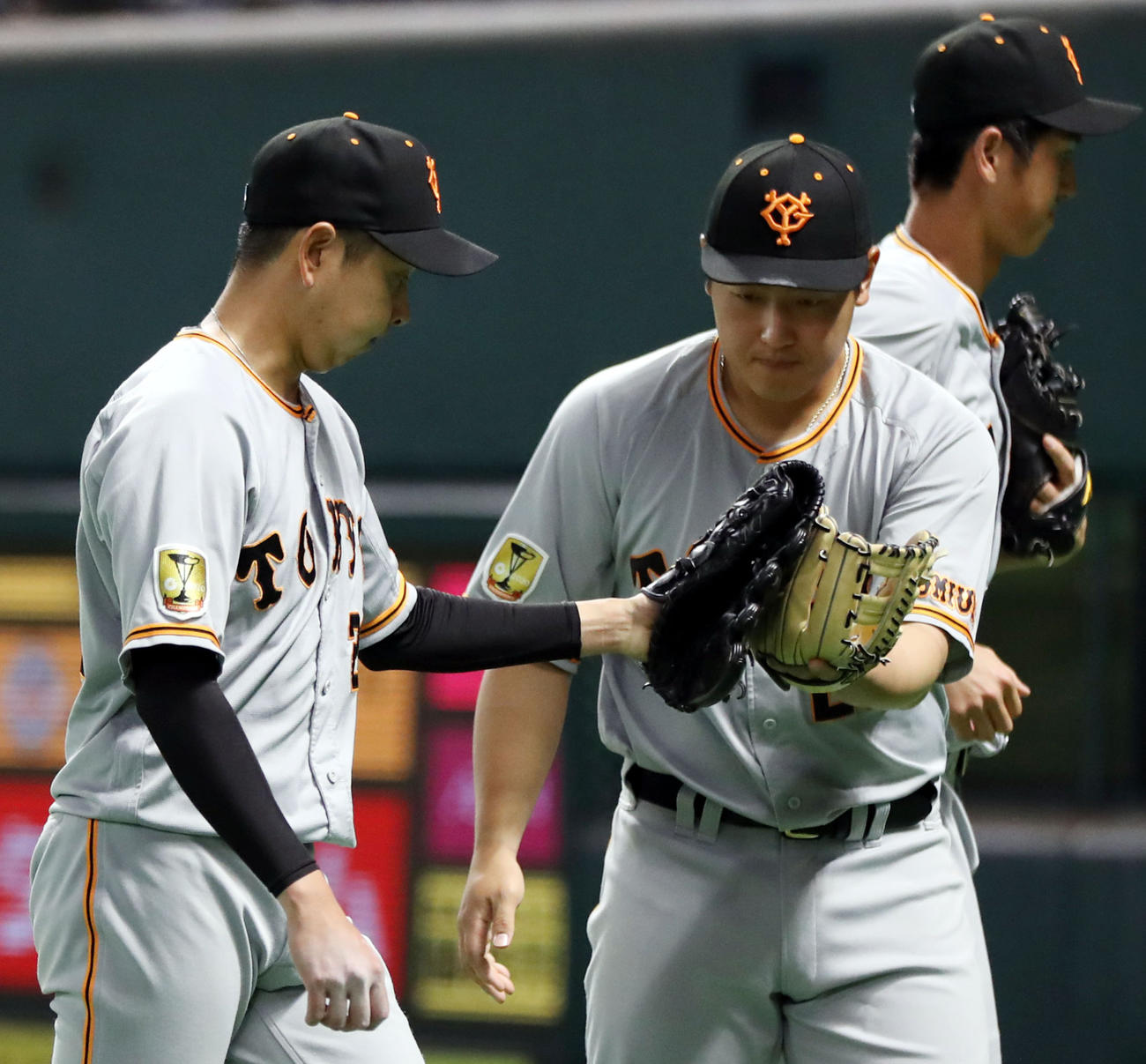 ソフトバンク対巨人　8回裏を抑え、岡本和（中央）とタッチを交わす野上（撮影・狩俣裕三）