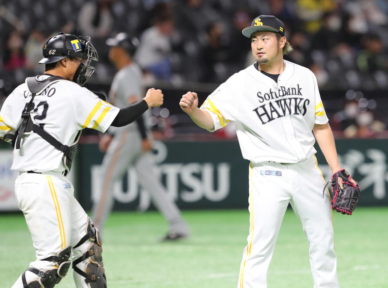 ソフトバンク対巨人　9回に登板した森唯斗はきっちり抑え海野隆司捕手とハイタッチ（撮影・梅根麻紀）