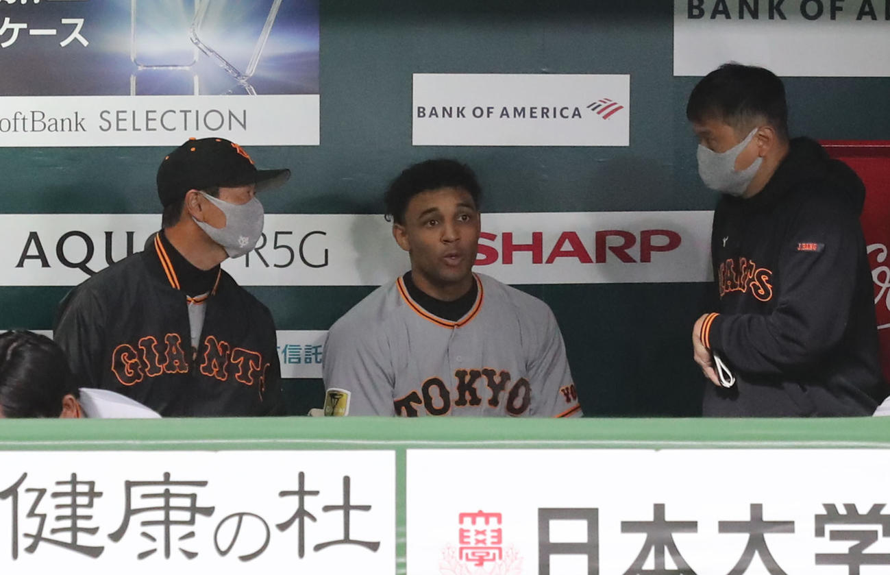 ソフトバンク対巨人　1回を投げ終えた先発のサンチェスは桑田真澄投手チーフコーチ補佐にベンチで声をかけられる（撮影・梅根麻紀）