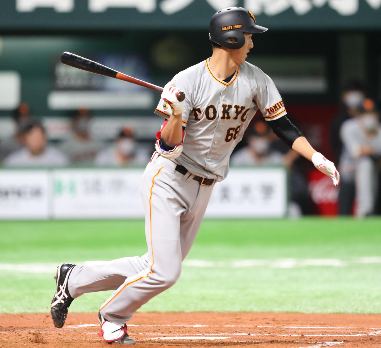 ソフトバンク対巨人　2回表巨人1死満塁、秋広優人は適時打となる遊内野安打を放つ（撮影・梅根麻紀）