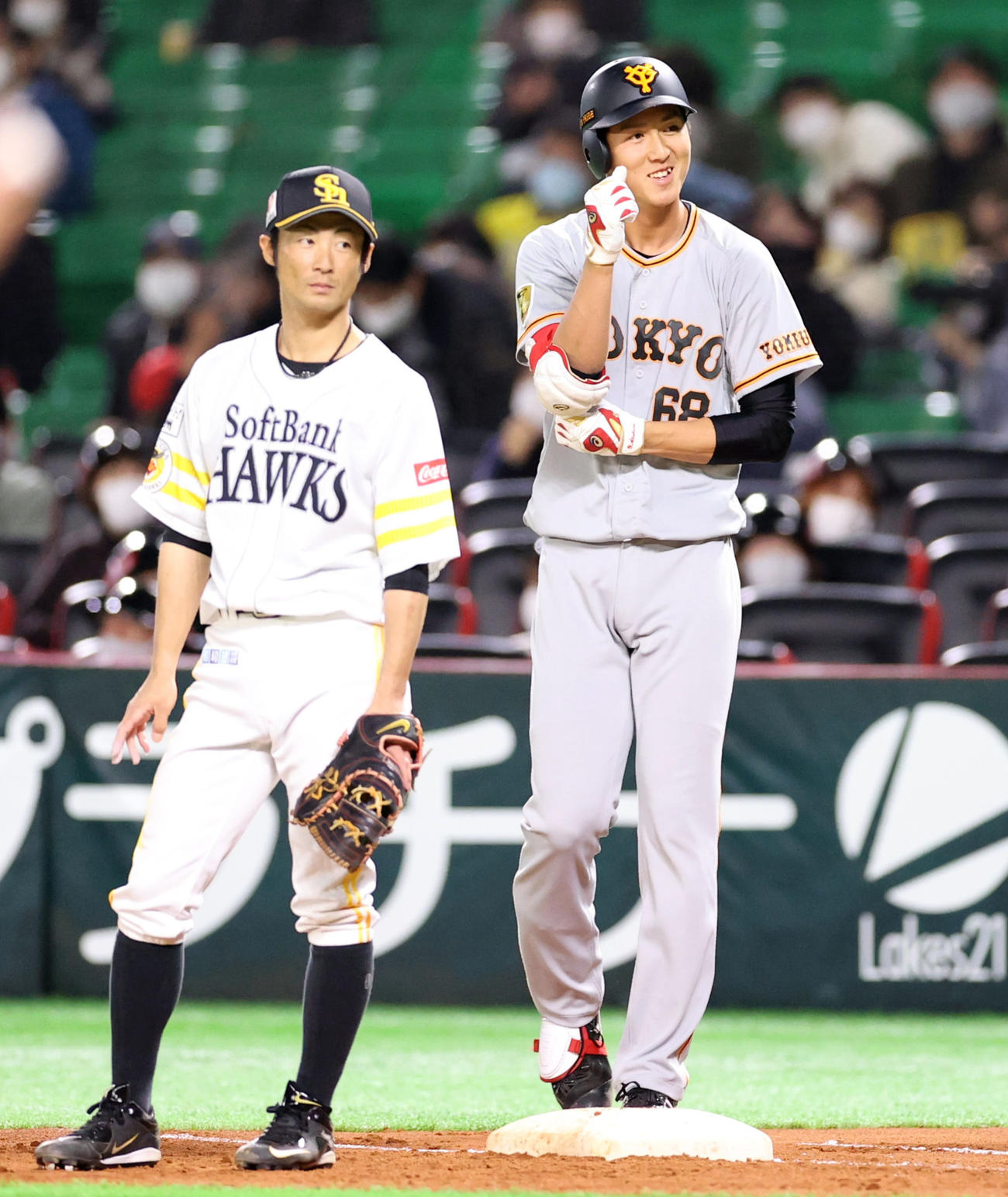 ソフトバンク対巨人　2回表巨人1死満塁、適時内野安打を放ち、笑顔を見せる秋広（右）。左は明石（撮影・狩俣裕三）