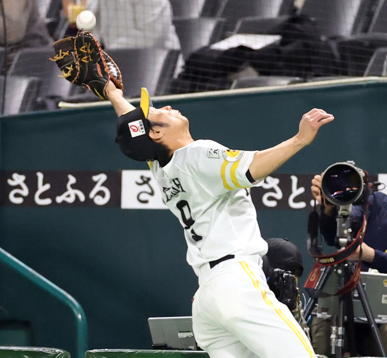 ソフトバンク対巨人　2回表巨人2死一、三塁、坂本の一邪飛を好捕する明石（撮影・狩俣裕三）