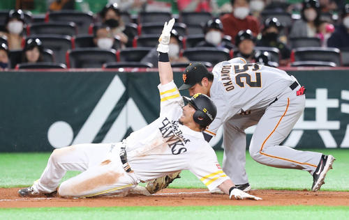ソフトバンク対巨人　4回裏ソフトバンク無死一塁、今宮健太の中前安打で一気に三塁へ進む松田宣浩（撮影・梅根麻紀）