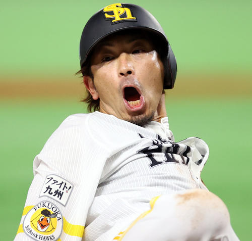 ソフトバンク対巨人　4回裏ソフトバンク無死一塁、今宮の中前打で三塁へ滑り込み、驚いた表情を見せる松田（撮影・狩俣裕三）
