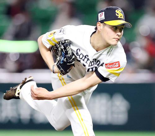 ソフトバンク対巨人　5回表から登板する笠谷（撮影・狩俣裕三）