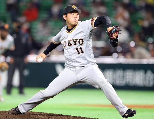 ソフトバンク対巨人　5回裏から登板する平内（撮影・狩俣裕三）