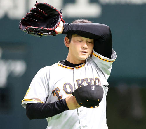 ソフトバンク対巨人　5回裏のピンチをしのぎ、ホッとした表情を見せる平内（撮影・狩俣裕三）