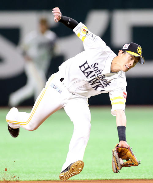 ソフトバンク対巨人　6回表巨人無死、ウィーラーの二ゴロを好捕する周東（撮影・狩俣裕三）