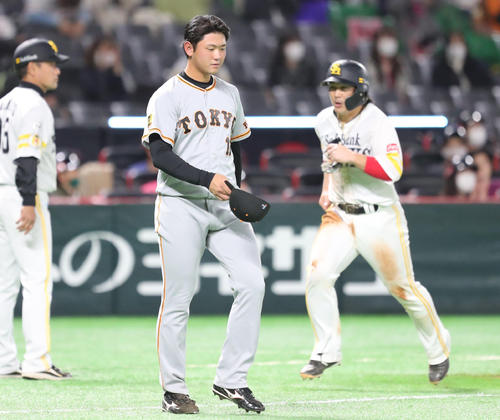 ソフトバンク対巨人　6回裏ソフトバンク1死一塁、周東佑京に中越え勝ち越し本塁打を浴びた平内（撮影・梅根麻紀）