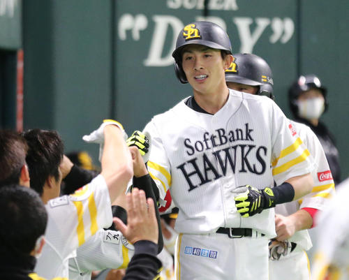 ソフトバンク対巨人　6回裏ソフトバンク1死一塁、周東佑京は中越えに勝ち越し本塁打を放ちベンチのナインとハイタッチをかわす（撮影・梅根麻紀）