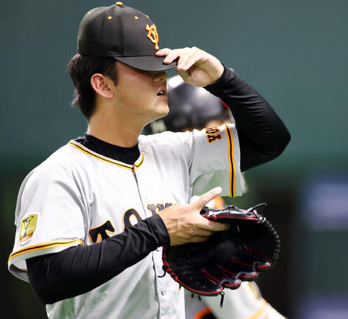 ソフトバンク対巨人　6回裏を終え、疲れた様子でベンチに引き揚げる平内（撮影・狩俣裕三）