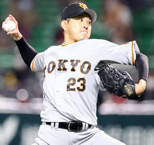 ソフトバンク対巨人　7回裏から登板する野上（撮影・狩俣裕三）