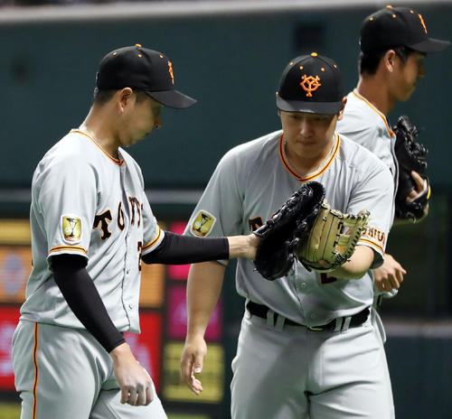 ソフトバンク対巨人　8回裏を抑え、岡本和（中央）とタッチを交わす野上（撮影・狩俣裕三）