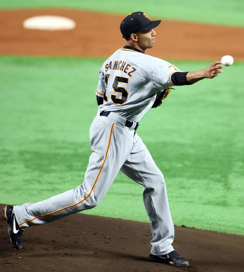 ソフトバンク対巨人　1回裏ソフトバンク無死、周東の打球をキャッチし、悪送球するサンチェス（撮影・狩俣裕三）