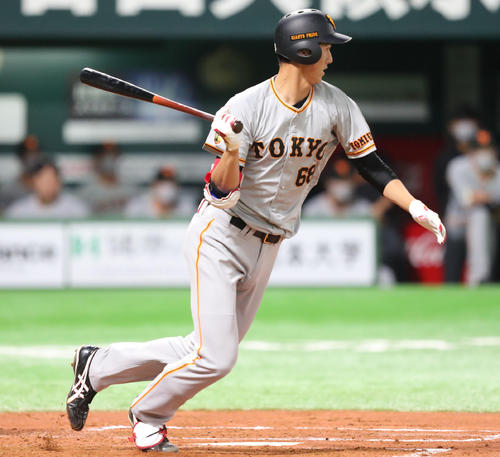 ソフトバンク対巨人　2回表巨人1死満塁、秋広優人は適時打となる遊内野安打を放つ（撮影・梅根麻紀）