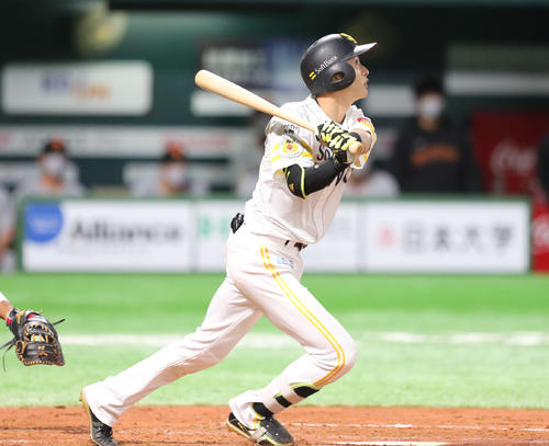 ソフトバンク対巨人　2回裏ソフトバンク1死二、三塁、周東佑京は中犠飛を放つ（撮影・梅根麻紀）