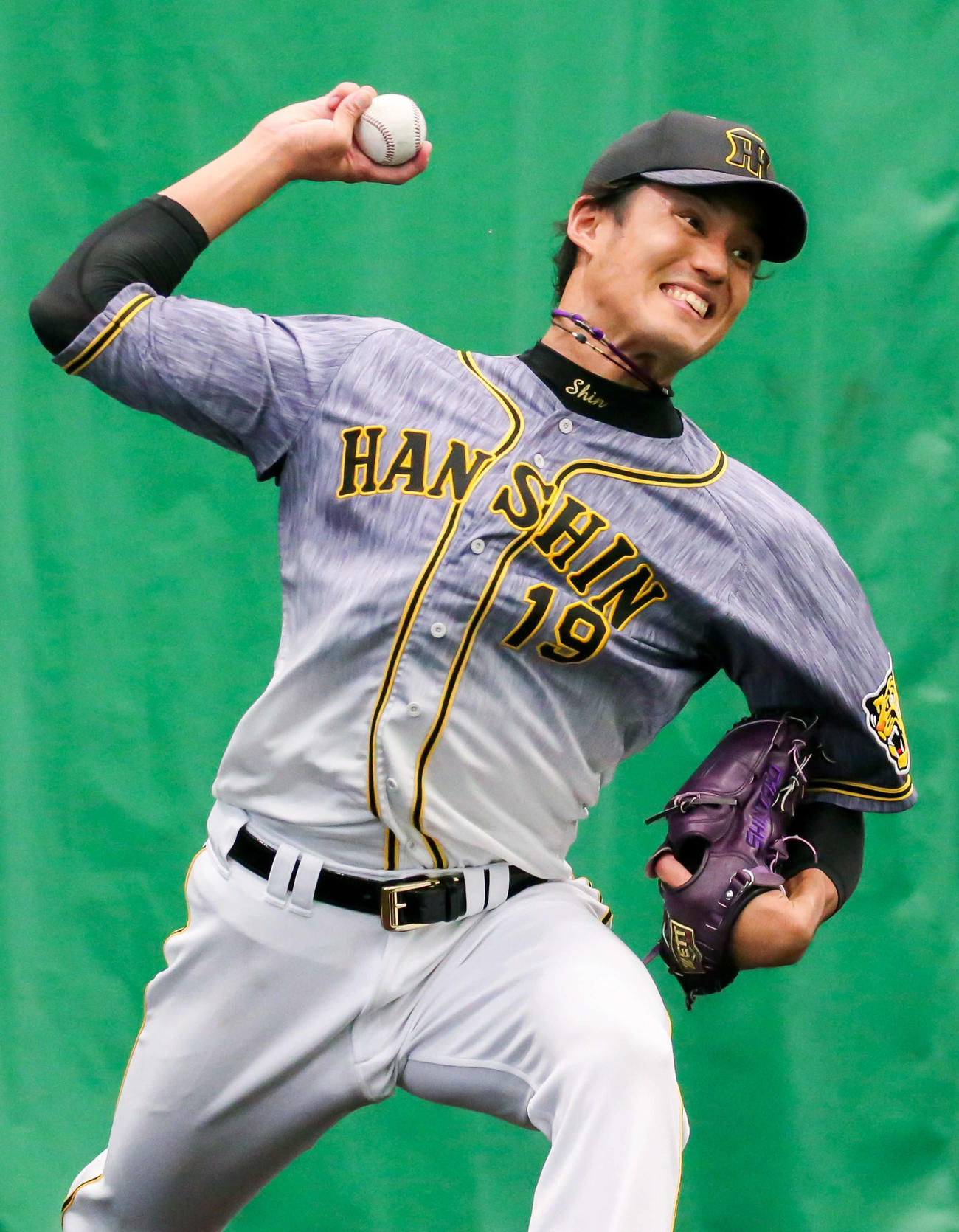 2月14日、宜野座のブルペンで投球練習する阪神藤浪