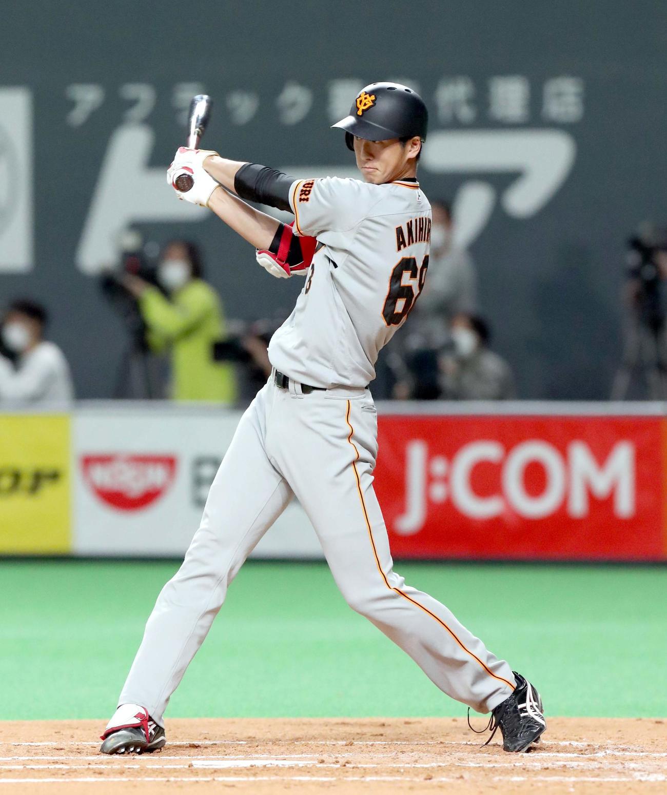 7日の日本ハム対巨人　2回表巨人2死一、二塁、秋広は左前打を放つ（撮影・佐藤翔太）