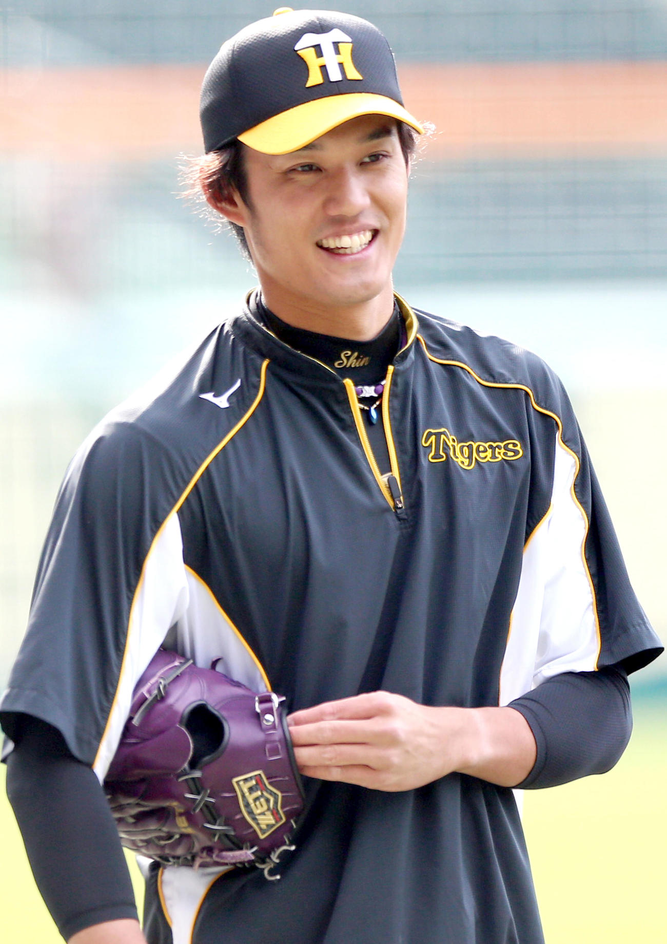 阪神対広島　試合前の練習でリラックスした表情を見せる藤浪晋太郎（撮影・上山淳一）