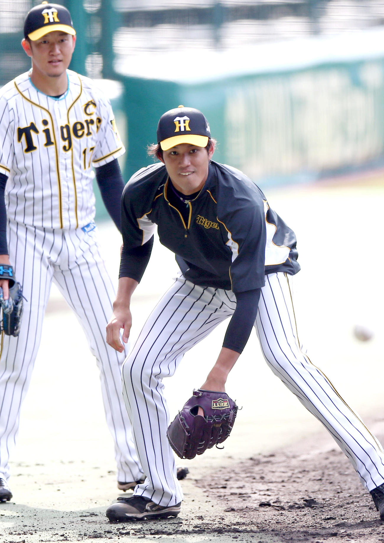 阪神対広島　試合前の練習でノックを受ける藤浪晋太郎、左は岩貞祐太（撮影・上山淳一）