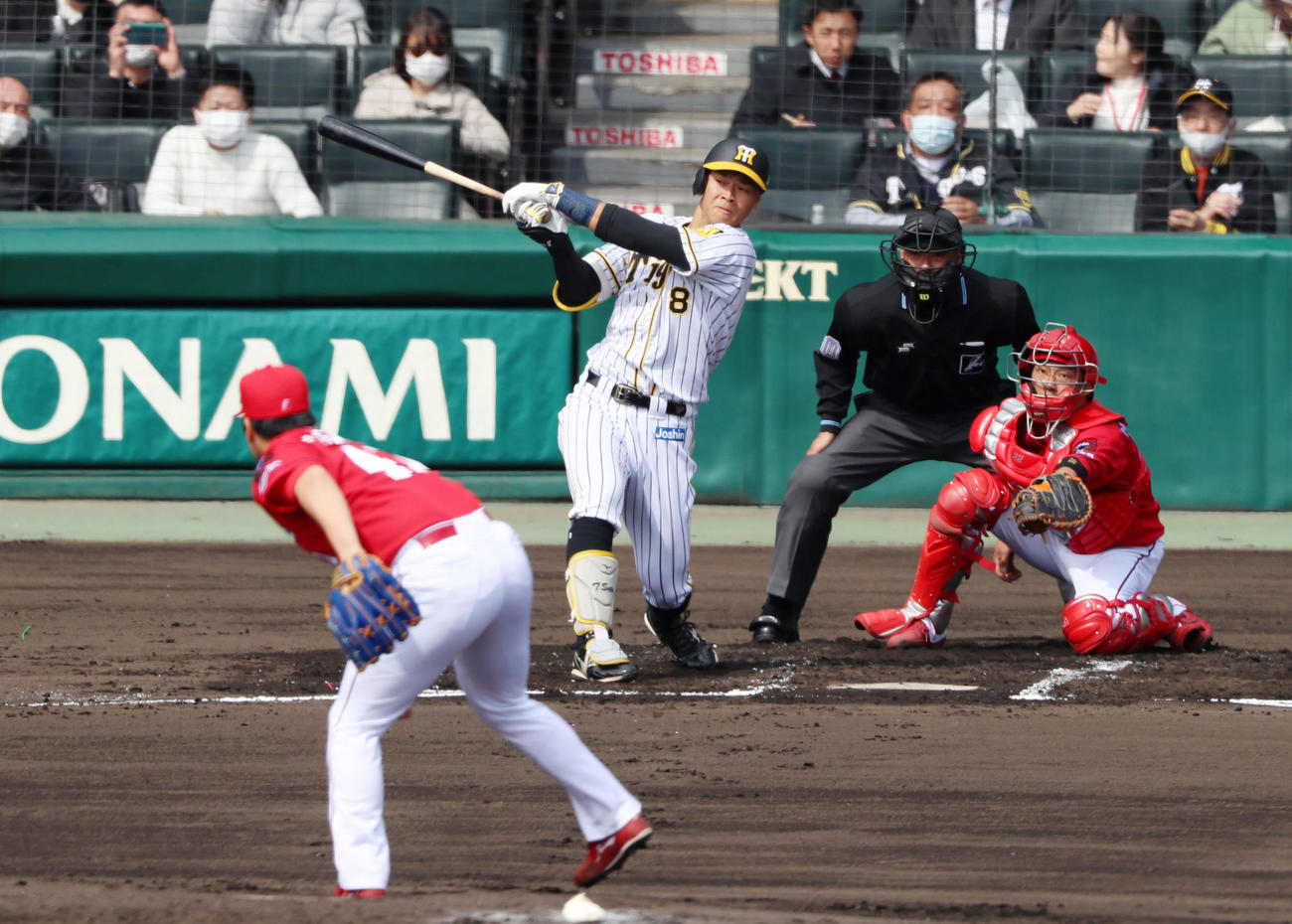 阪神対広島　1回裏阪神2死一、二塁、佐藤輝は右前適時打を放つ、左は矢崎（撮影・加藤哉）