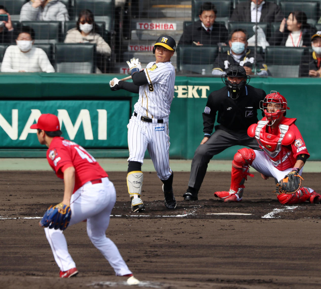 阪神対広島　1回裏阪神2死一、二塁、佐藤輝は右前適時打を放つ、左は矢崎（撮影・加藤哉）