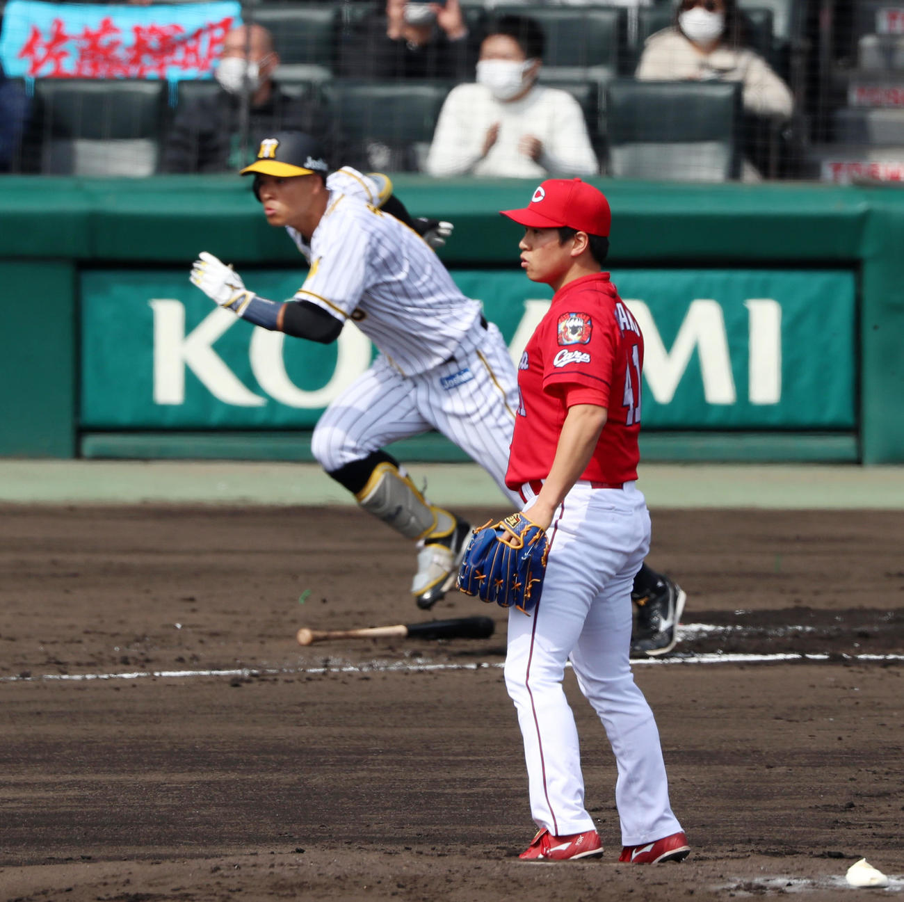 阪神対広島　1回裏阪神2死一、二塁、矢崎は佐藤輝に右前適時打を打たれ失点する（撮影・加藤哉）