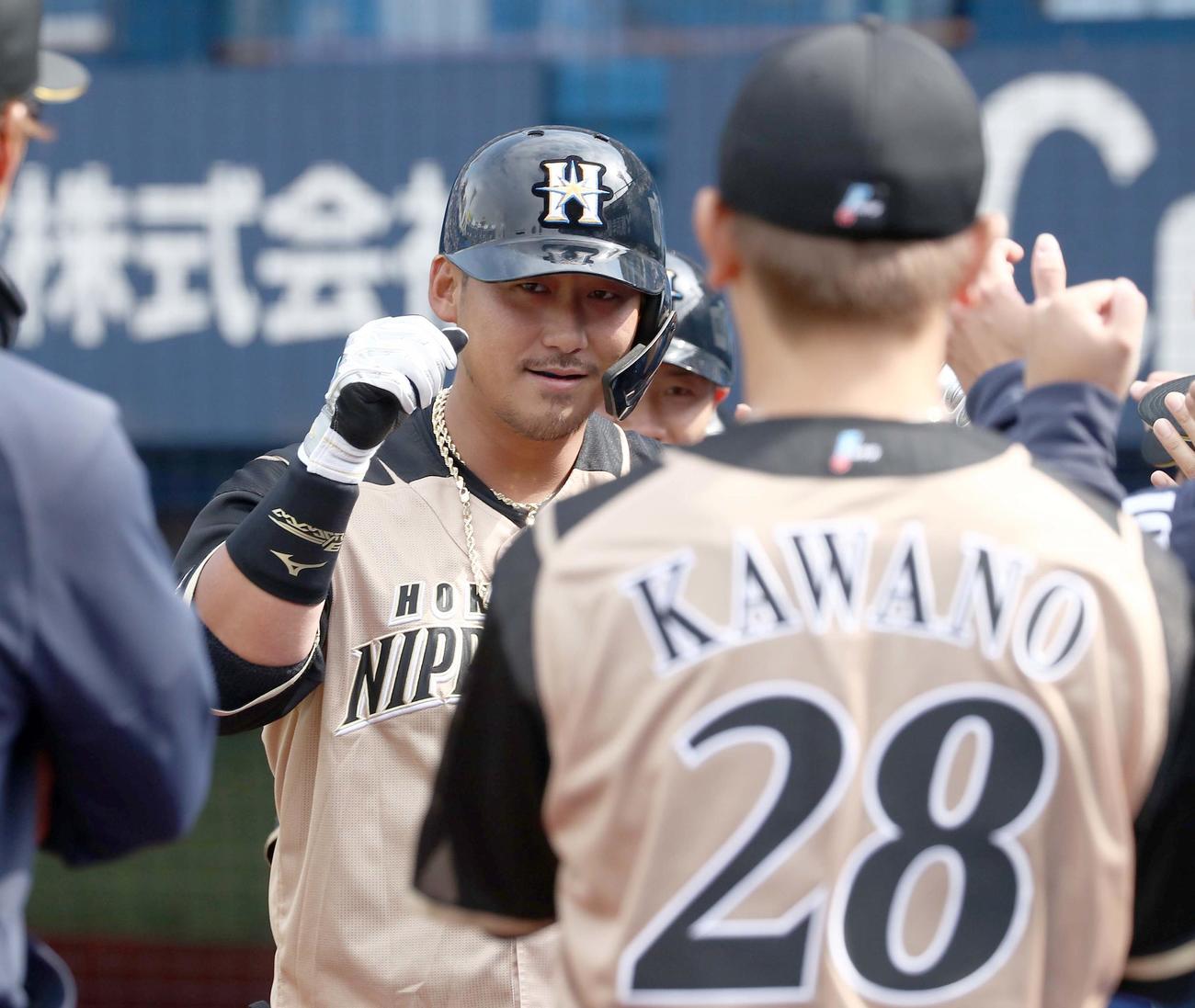 DeNA対日本ハム　1回表日本ハム1死一、二塁、左越え3点本塁打を放ちナインに出迎えられる中田（撮影・黒川智章）