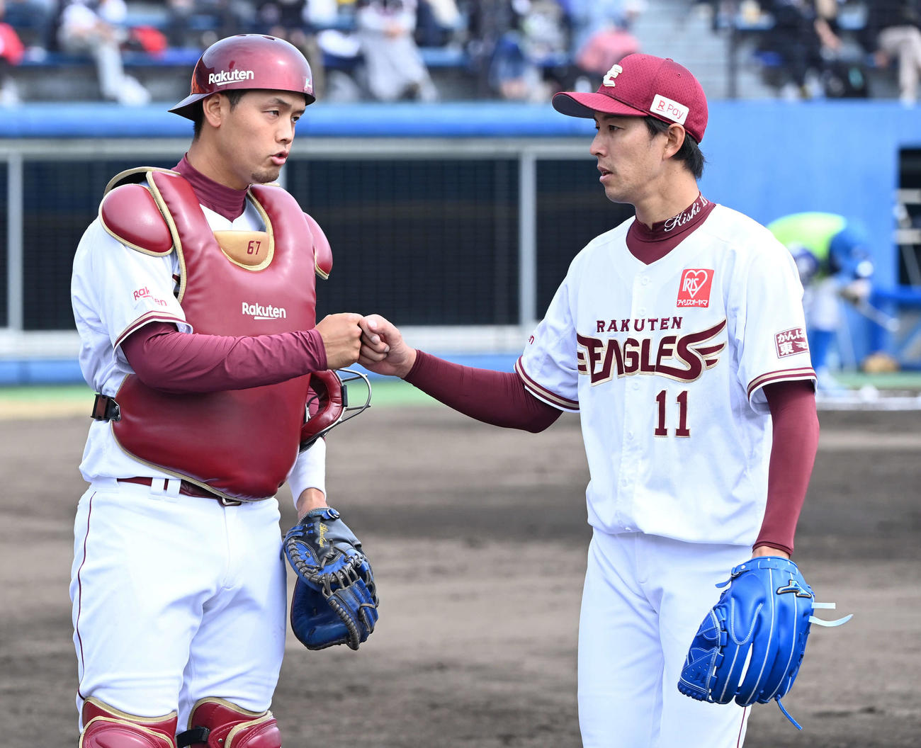 楽天対ロッテ　楽天先発の岸（右）は下妻とグータッチ（撮影・山崎安昭）