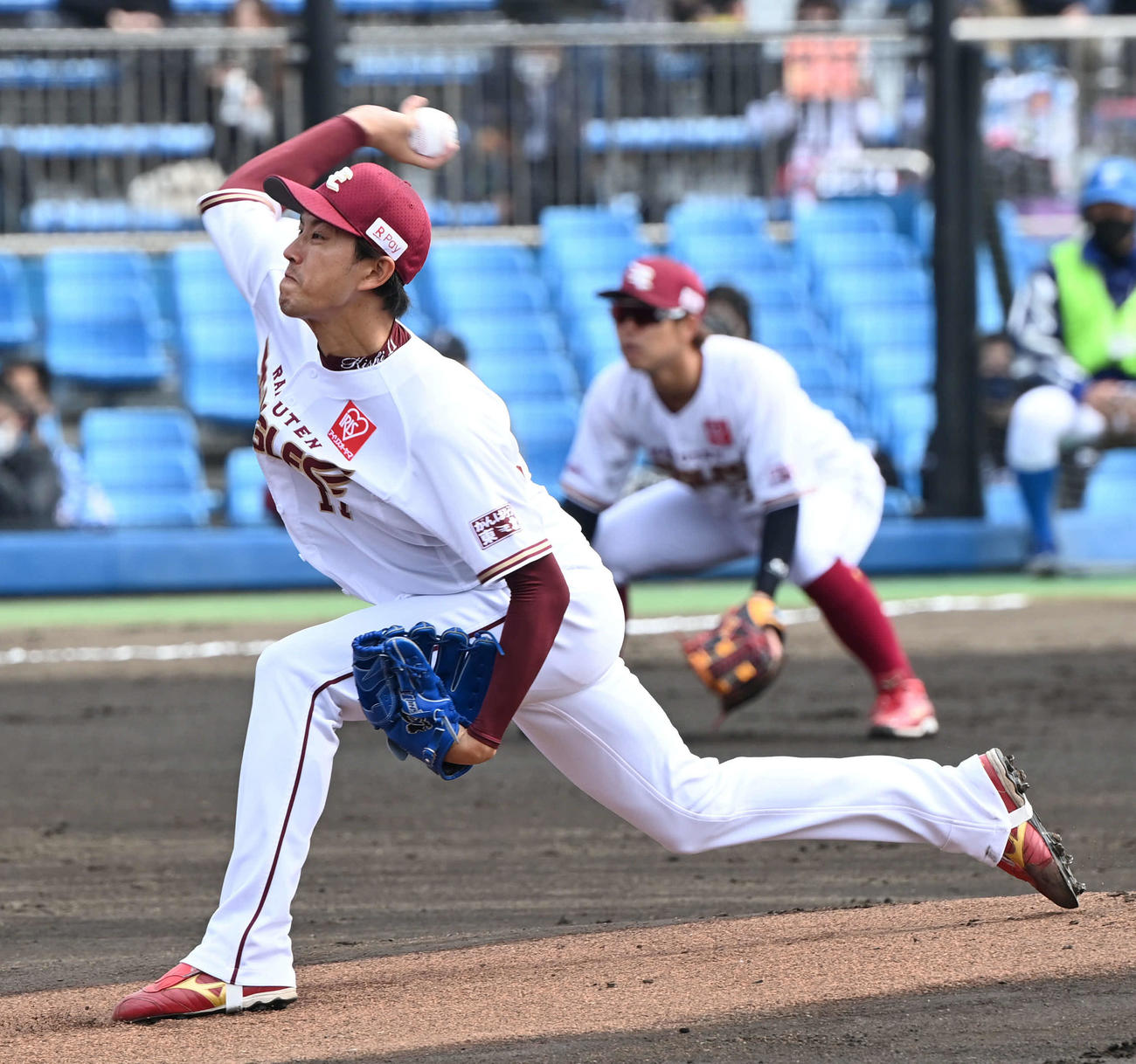 楽天対ロッテ　力投する楽天先発の岸（撮影・山崎安昭）