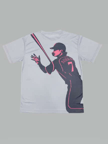 日本ハムのスペシャルチケット購入で手に入る西川のシルエットTシャツ（球団提供）