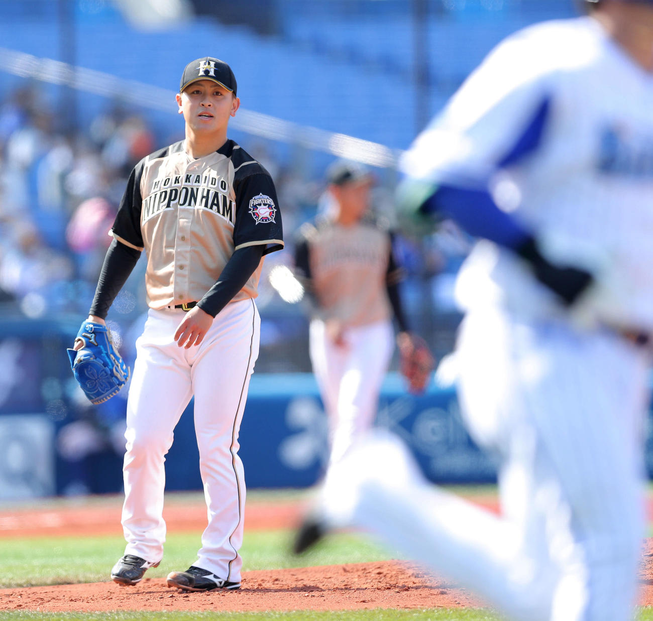 DeNA対日本ハム　2回裏DeNA1死一、三塁、佐野（右）に右前適時打を浴びる河野（撮影・河田真司）