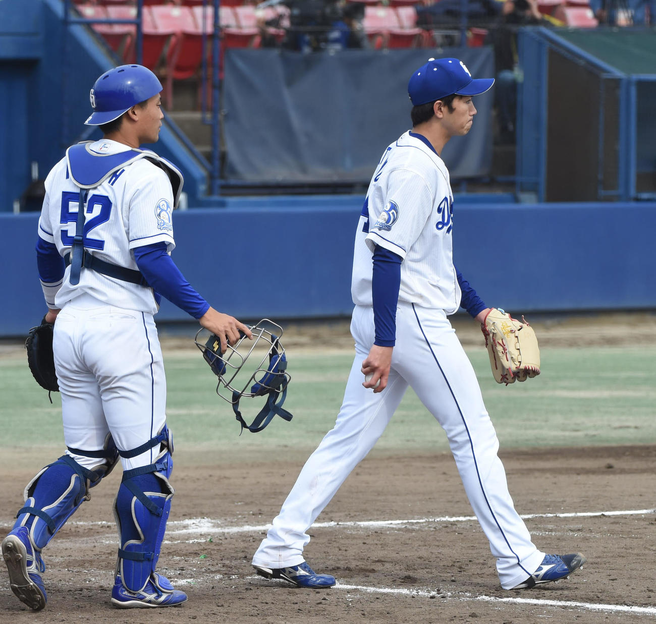 佐藤龍世に適時二塁打を打たれさえない表情の勝野昌慶（右）（撮影・森本幸一）