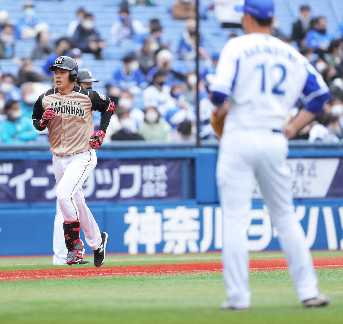 DeNA対日本ハム　5回表日本ハム2死、左中間にソロ本塁打を放ち、三塁を通過する野村。手前は投手阪口（撮影・河田真司）