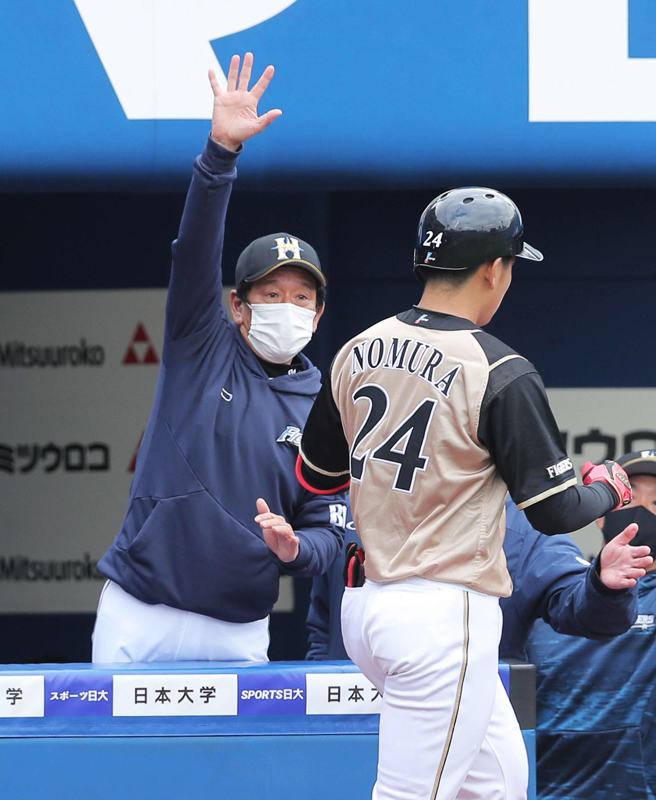 DeNA対日本ハム　5回表日本ハム2死、左中間にソロ本塁打を放ち生還した野村を迎える栗山監督（撮影・河田真司）