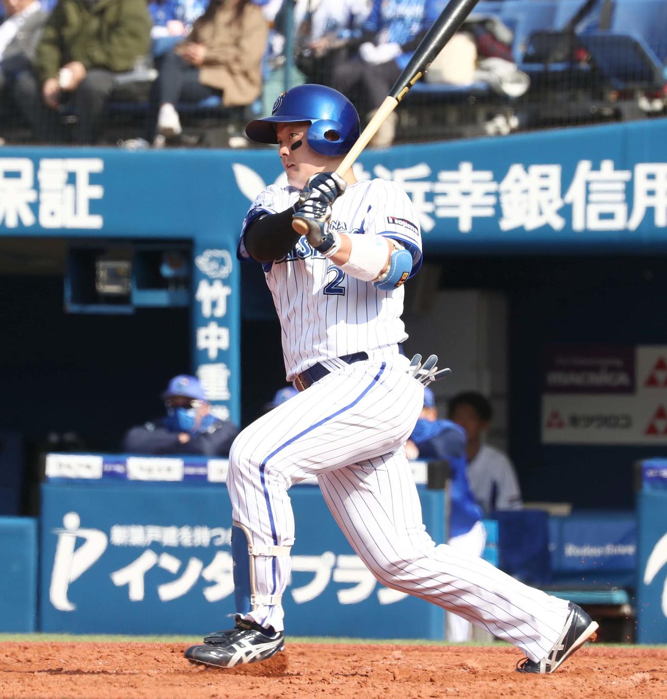 DeNA対日本ハム　2回裏DeNA1死二、三塁、左越え2点適時二塁打を放つ牧（撮影・黒川智章）
