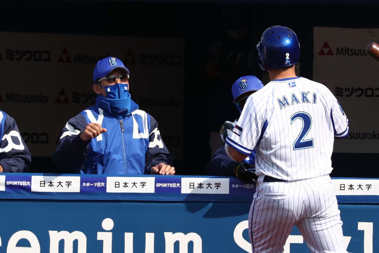 DeNA対日本ハム　2回裏、生還した牧を出迎える三浦監督（撮影・黒川智章）