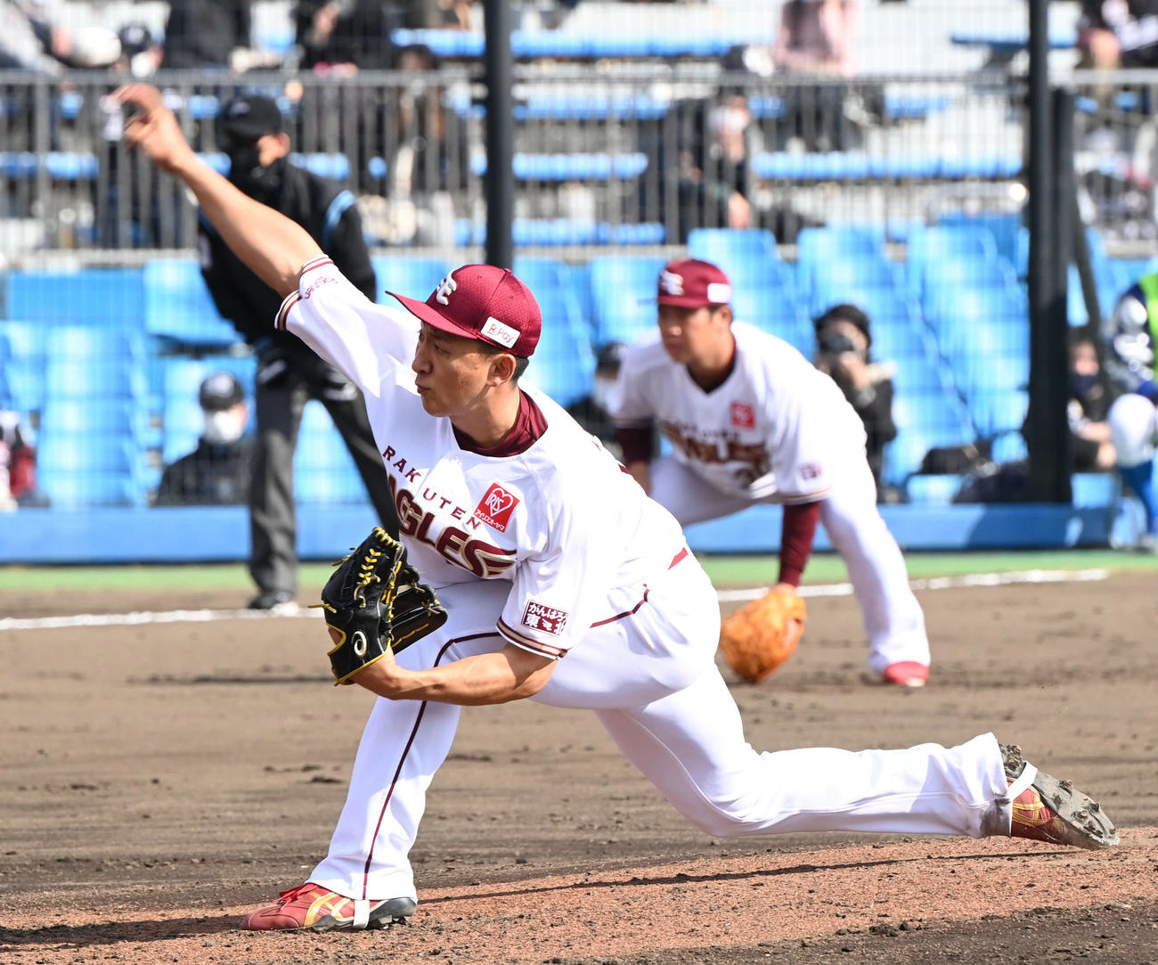楽天対ロッテ　楽天3番手で登板する高田孝（撮影・山崎安昭）