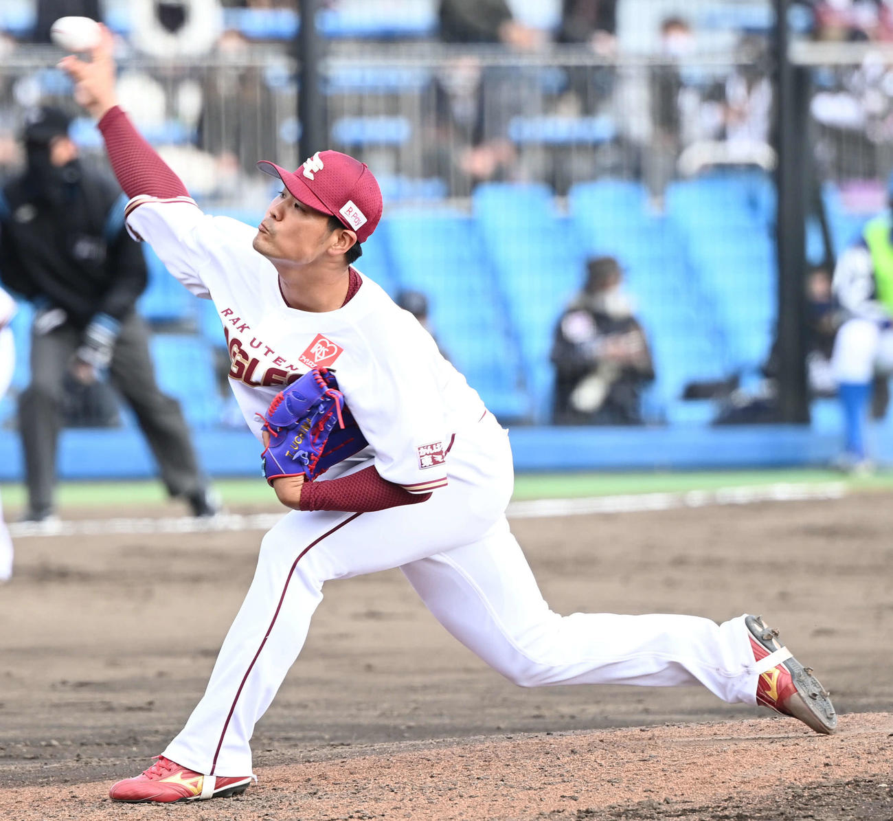楽天対ロッテ　楽天5番手で登板する内間（撮影・山崎安昭）