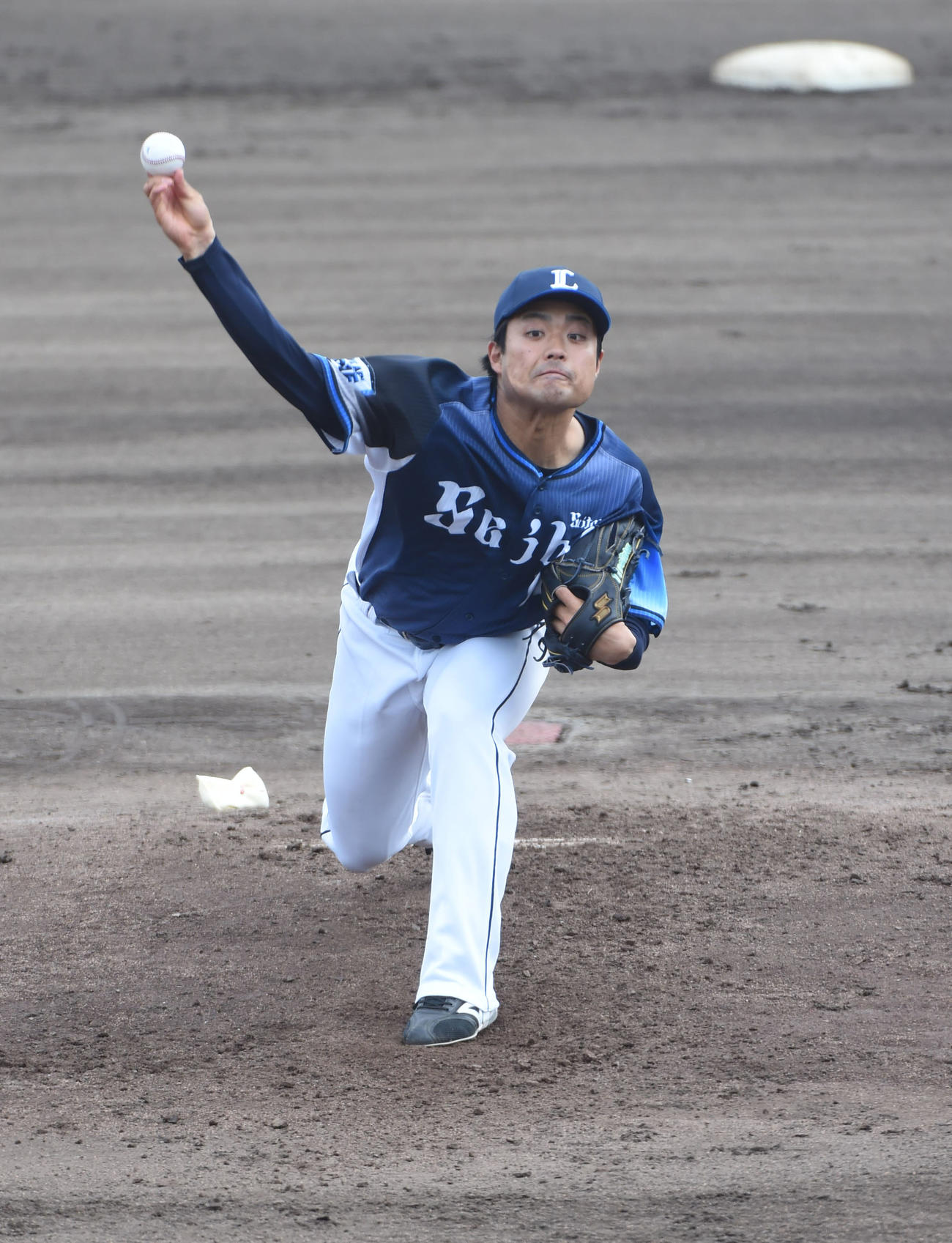 1回裏、登板する西武先発の松本航（撮影・森本幸一）