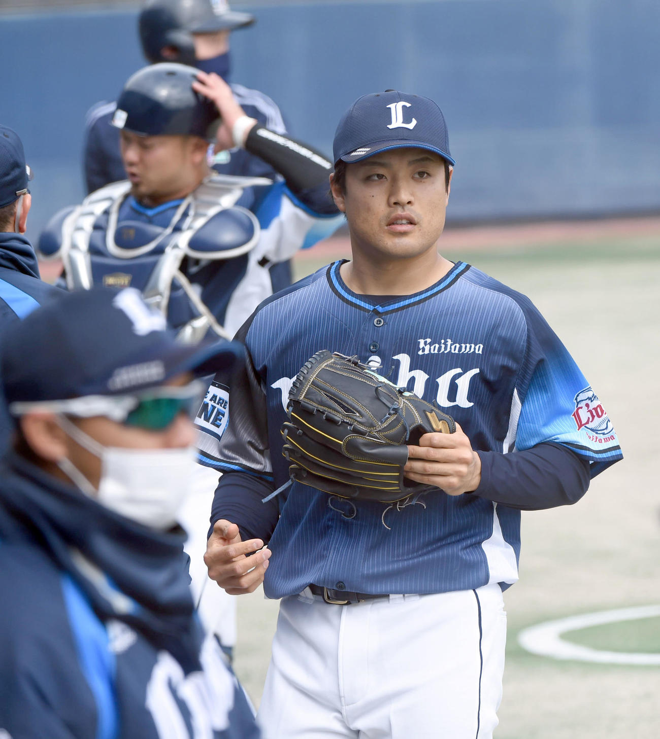 1回裏、ベンチへ戻る西武先発の松本航（撮影・森本幸一）